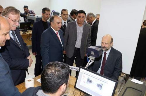 الرزاز يفتتح مركز اصدار البطاقات الذكية