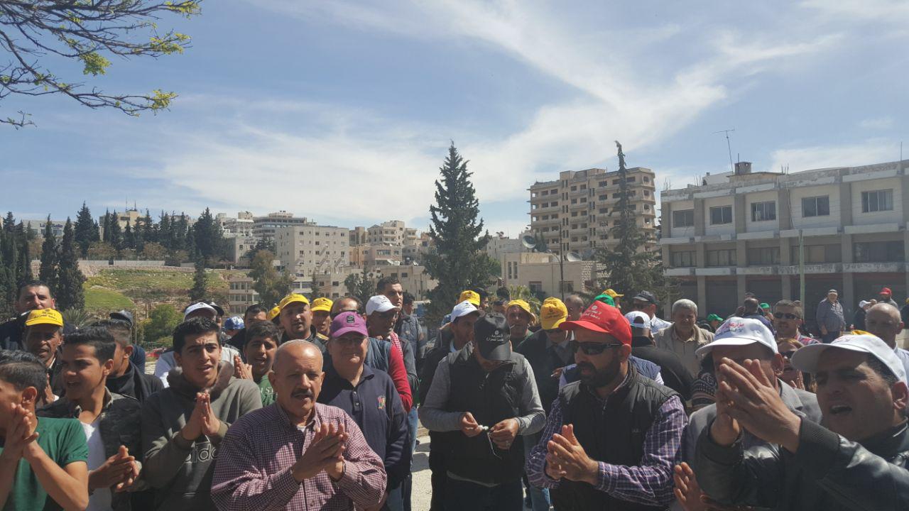 المزارعون يحتشدون امام النواب.. ويشتكون استمرار