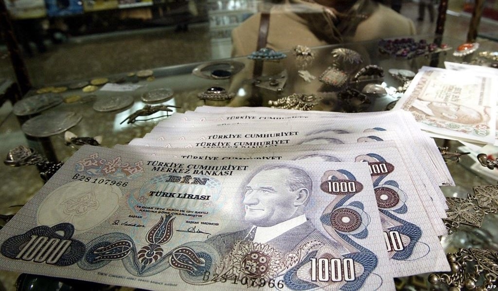 الليرة التركية تهبط إلى مستوى قياسي