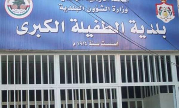 بلدية الطفيلة تطبق تعليمات انارة الطرق