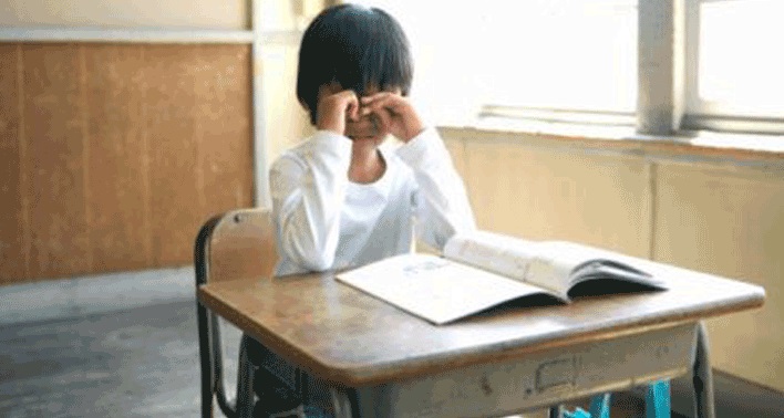 معلم يعتدي بالضرب المبرح على طالب