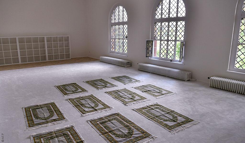 واحد للمثليين وآخر تؤم فيه امرأة