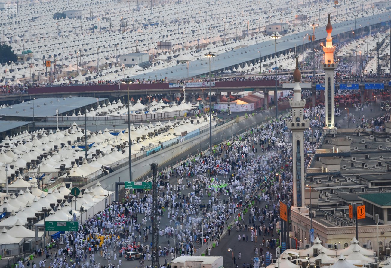 حجاج بيت الله الحرام يستقبلون أول
