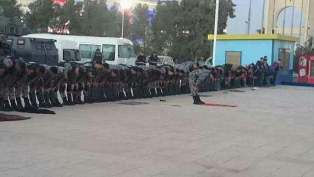 الدرك يؤدون صلاة المغرب قبل بدء