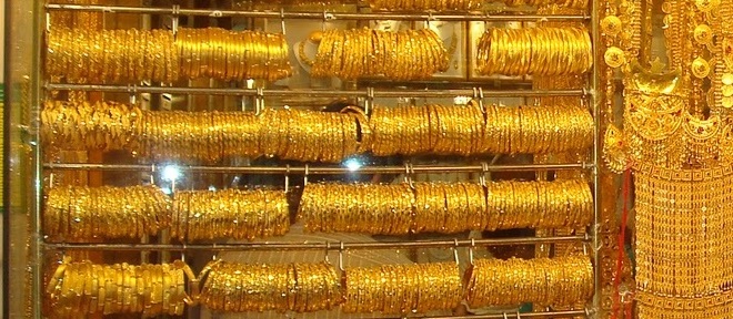 الذهب يرتفع ويبقى قرب أقل مستوى