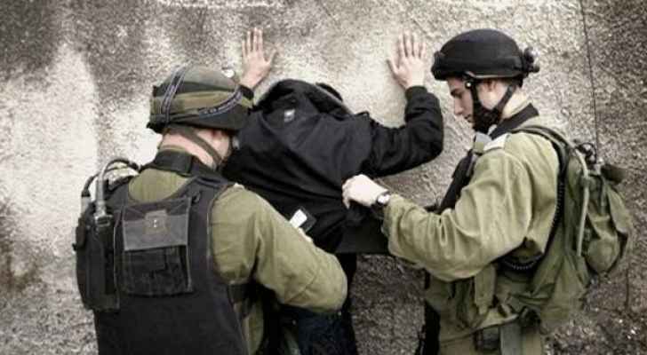 الاحتلال يعتقل 14 فلسطينيا