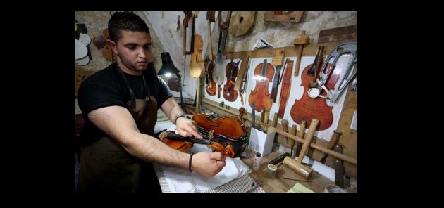 الفلسطيني شلالدة.. صانع الكمان ومداويها