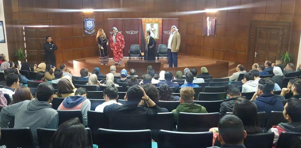 عرض مسرحية quotعائلة مرحة جداquot في