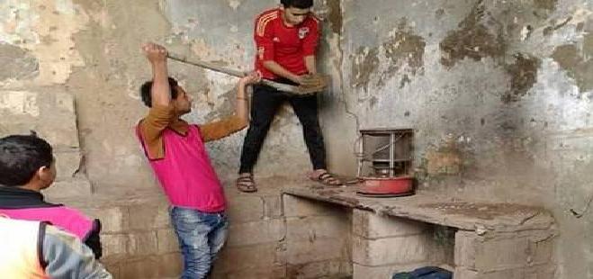 بالصور .. طفل عار في (وقاص)