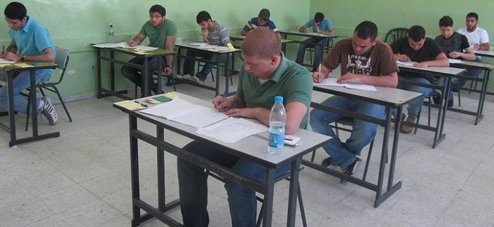 طلاب التوجيهي يستلمون بطاقات جلوسهم