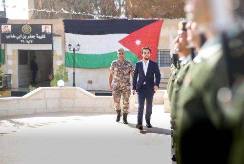 ولي العهد يتابع تمرينا عسكريا (صور)