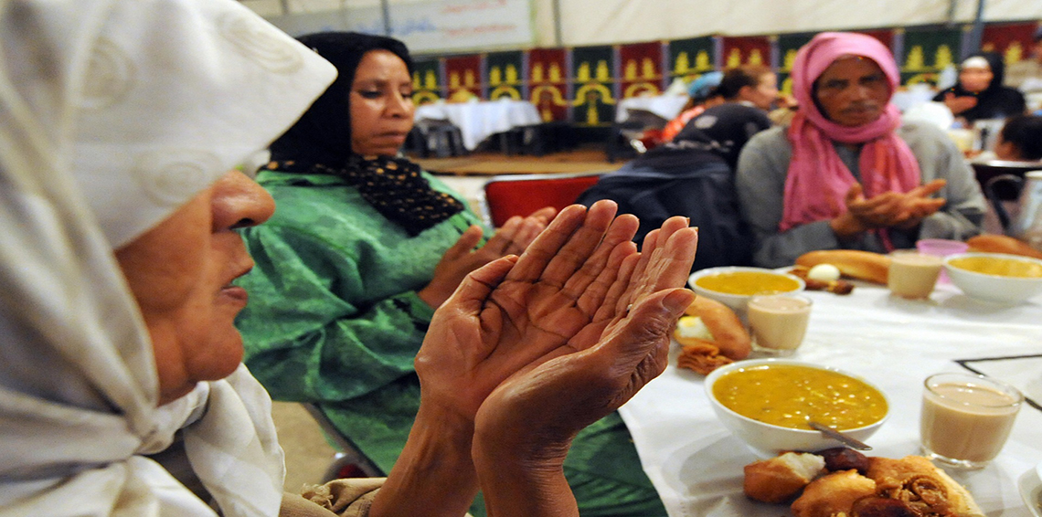 مغاربة يرجمون مؤذنا تسبب في إفطارهم