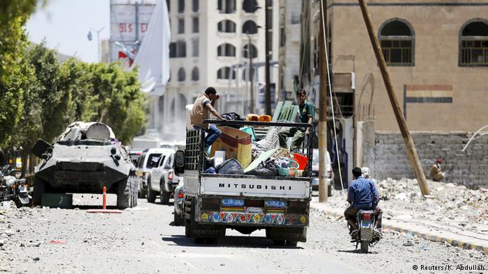 اليمن: تواصل الاشتباكات والغارات الجوية ومقتل