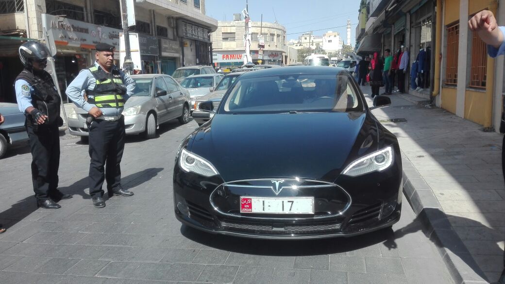 مركبة وزيرة الاتصالات تغلق شارعا رئيسيا