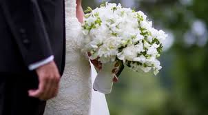 أسرة زوج تجبر عروسه على تناول