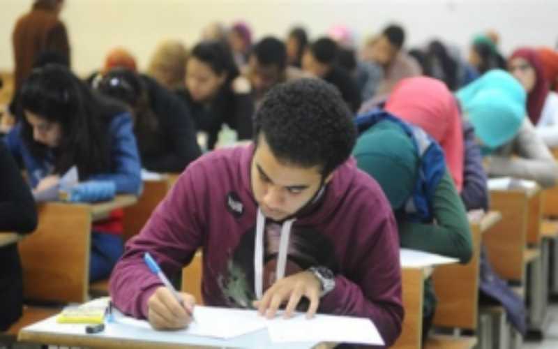 طالبة مصرية تلقي بنفسها من نافذة