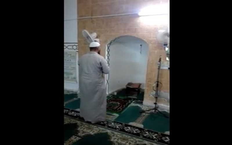 بالفيديو.. .إمام يكمل صلاة التراويح وحيدا