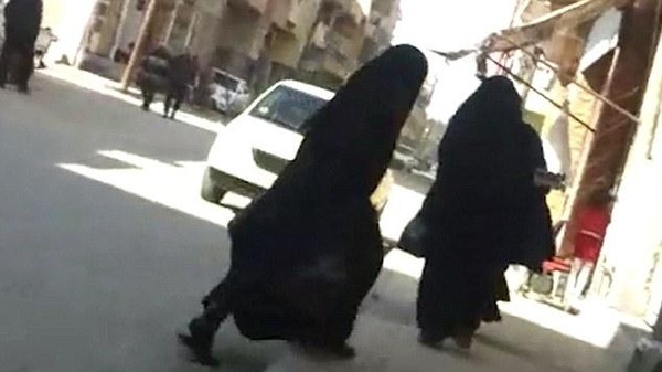 بالفيديو.. البريطانيات الثلاث الهاربات يتجولن في