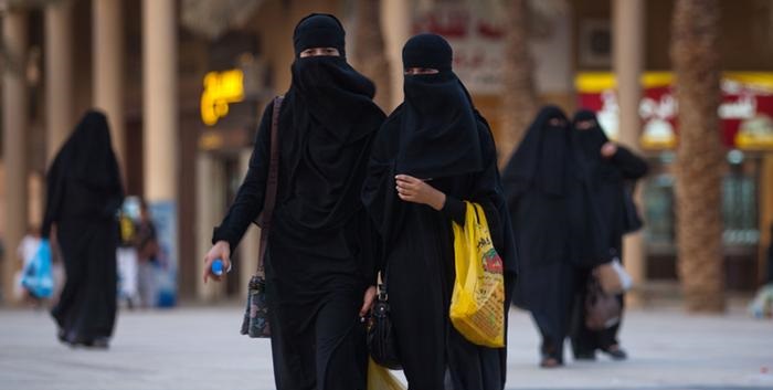 عضو في هيئة الامر بالمعروف يوبخ