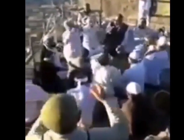 بالفيديو .. معتمرون يمارسون طقوسا غريبة