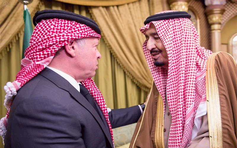 الملك يعزي خادم الحرمين الشريفين