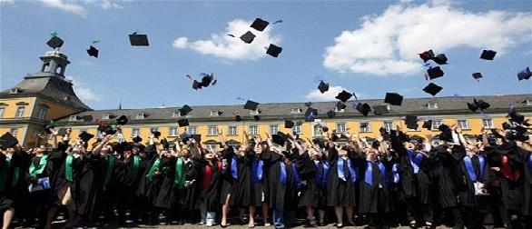 الزواج قبل التخرج من الجامعة يجعلك
