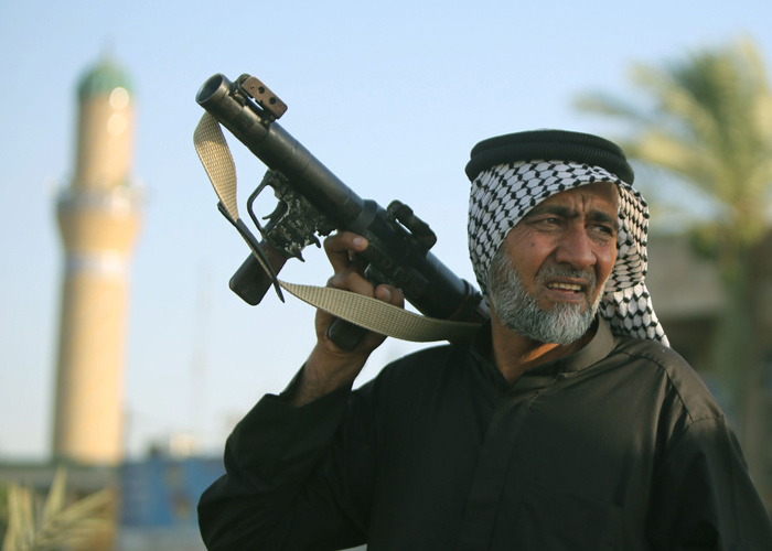 العراقيون يفقدون وطنيتهم وينزوون تحت الطائفة