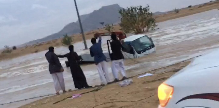 بالفيديو.. سعوديون ينقذون مقيما مصريا من