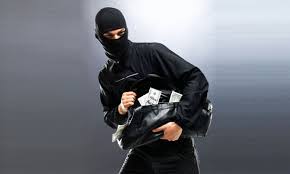 بالفيديو.. صاحب محل يفاجئ اللصوص بسيل