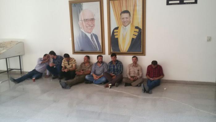 رئيس جامعة الحسين يقفل أبواب الرئاسة