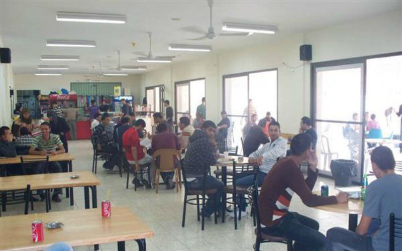 كافتيريا الجامعة الاردنية تستبدل عصيرا اردنيا