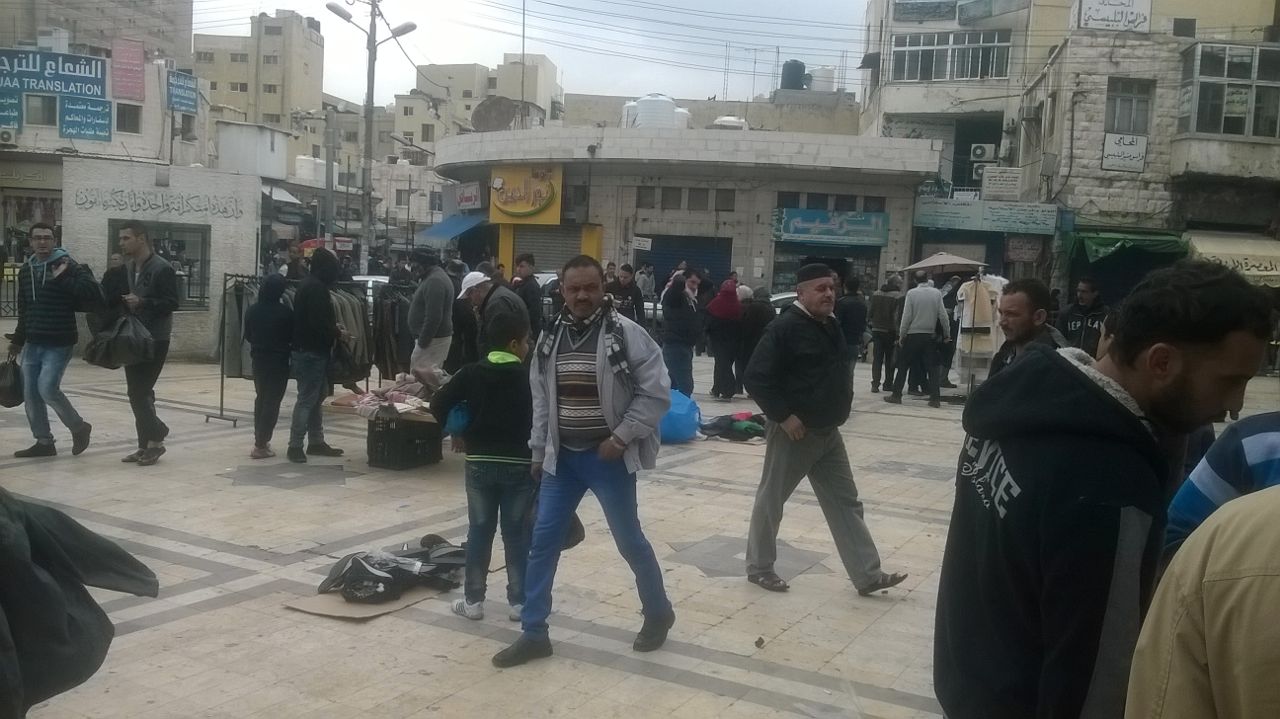 الجمعة.. أصوات الباعة وزحمة المشترين تعود