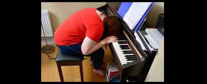 مراهقة تنام 40 مرة في اليوم