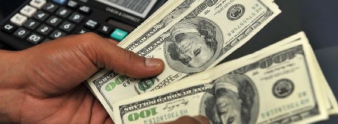 الدولار ينهي أسوأ عام له منذ