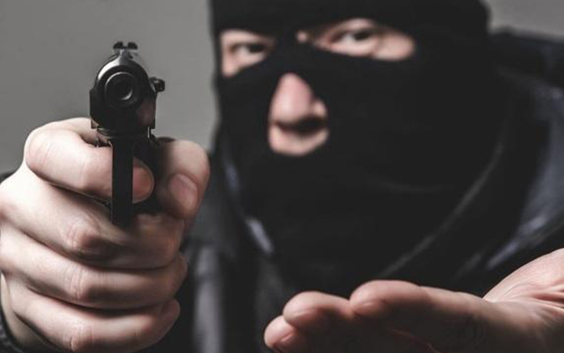 مجهول يسطو على أحد البنوك في