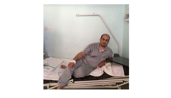 اصابة د.سامر العزام اثر سقوط قذيفة