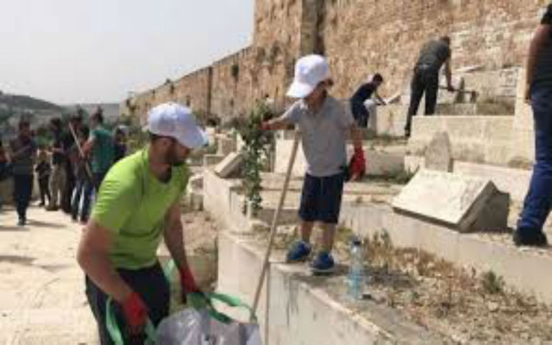مئات الفلسطينين يشاركون بحملة تنظيف الأقصى