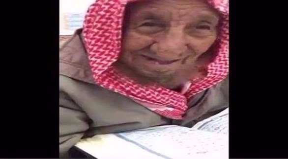بالفيديو: سعودي يناهز الـ100 عام يختم