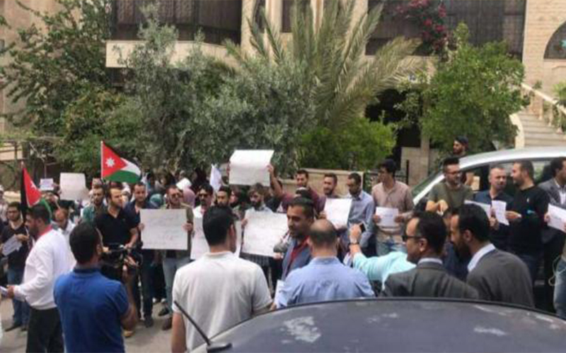 خريجو الإعلام يحتجون امام نقابة الصحفيين