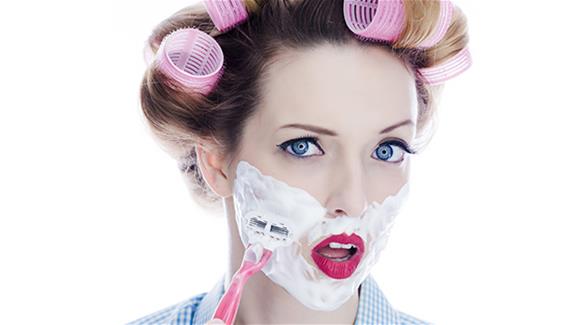 حلاقة وجه النساء.. أحدث صيحات الجمال