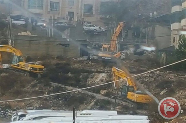 الاحتلال يهدم بناية قيد الإنشاء في