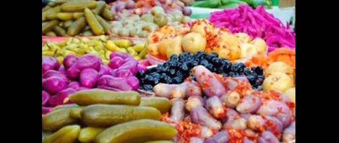 إتلاف 1.6 طن مخللات وعصائر غير