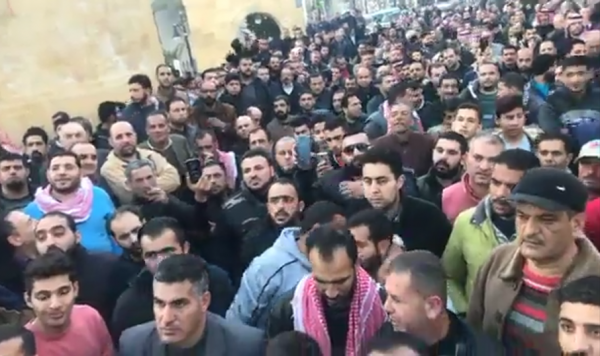اعتصام في السلط احتجاجا على القرارت