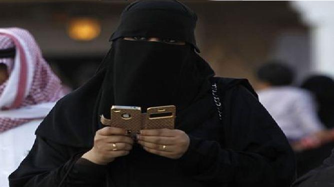 صورة سيلفي تتسبب في طلاق سعودية
