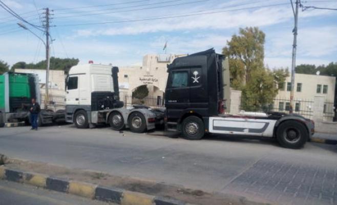 الكرك: 700 شاحنة يشكو أصحابها الخسائر