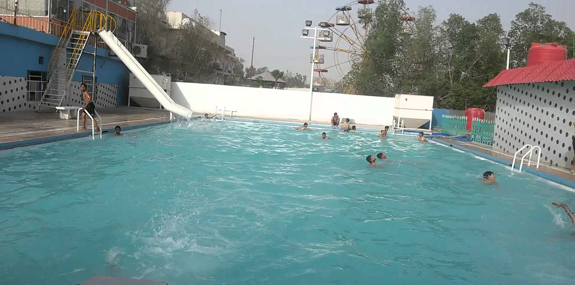 بالفيديو.. رجل عربي يصلي بملابس سباحة