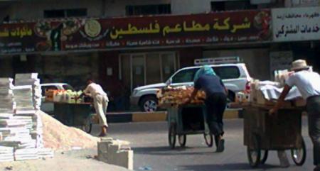 حريق بخمس محلات تجارية في شارع