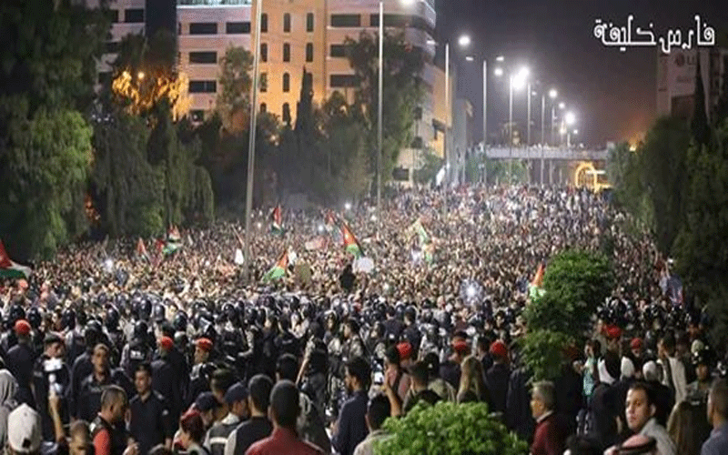 الفاسدون أوصلوا بلدنا إلى الحضيض