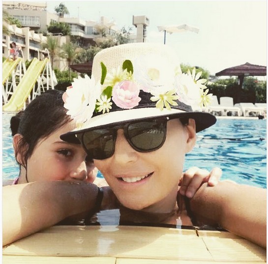 سيرين عبدالنور بالمايوه مع ابنتها تالية