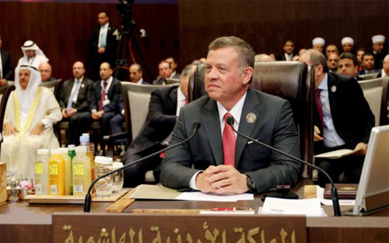 الملك يصل مقر انعقاد القمة العربية